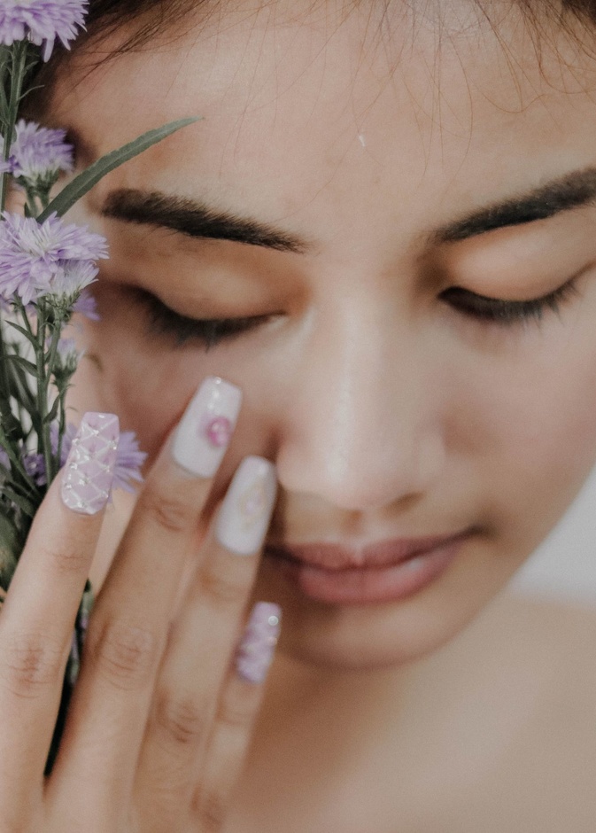 طريقة إزالة الأظافر الصناعية من دون اسيتون