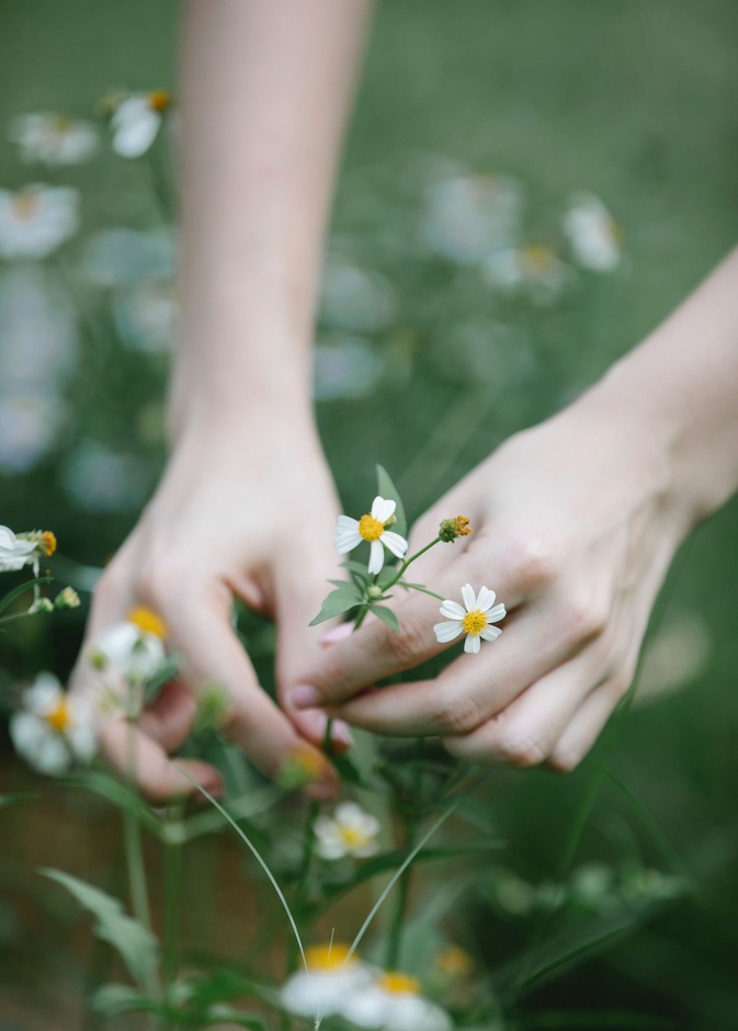 هل يمكن للفيلر أن يعالج تجاعيد اليدين؟ وما هي أضراره