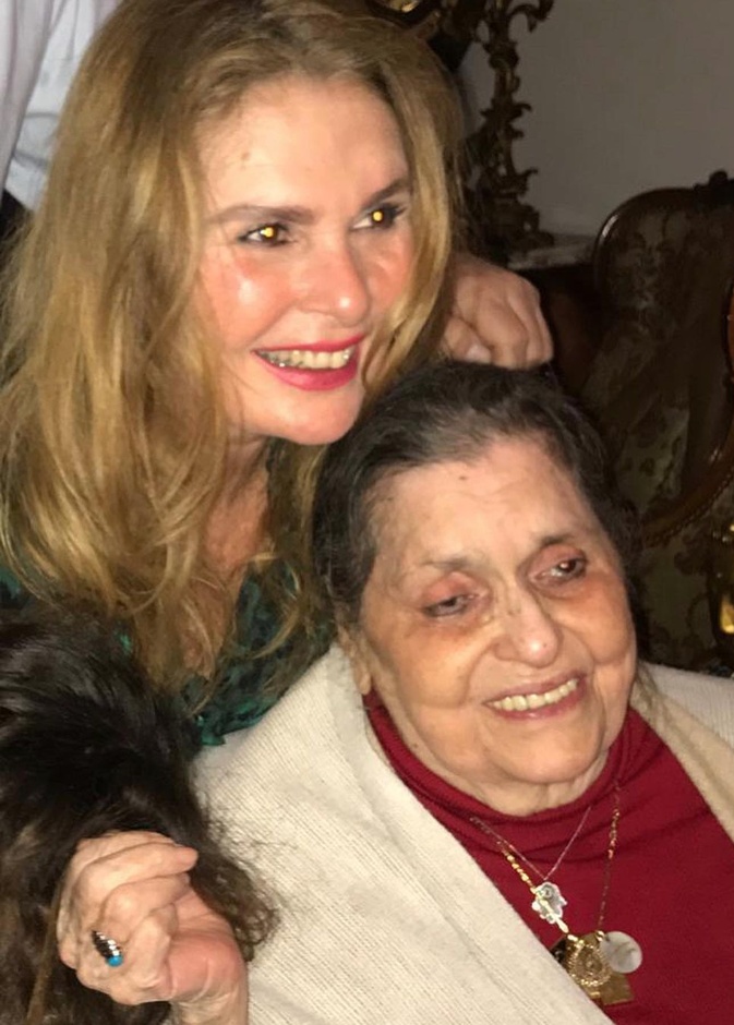 يسرا ووالدتها 