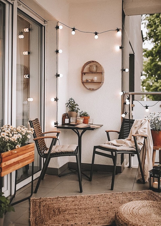 أحواض النباتات والإنارة في ديكور الشرفات