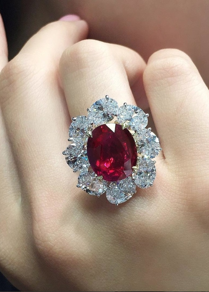 أفخم مجوهرات أحجار الياقوت الأحمر حجر يوليو التي تألقت في المزادات