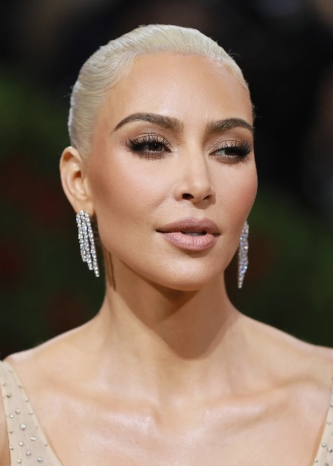 أقراط كيم كارداشيان بالألماس من كارتييه