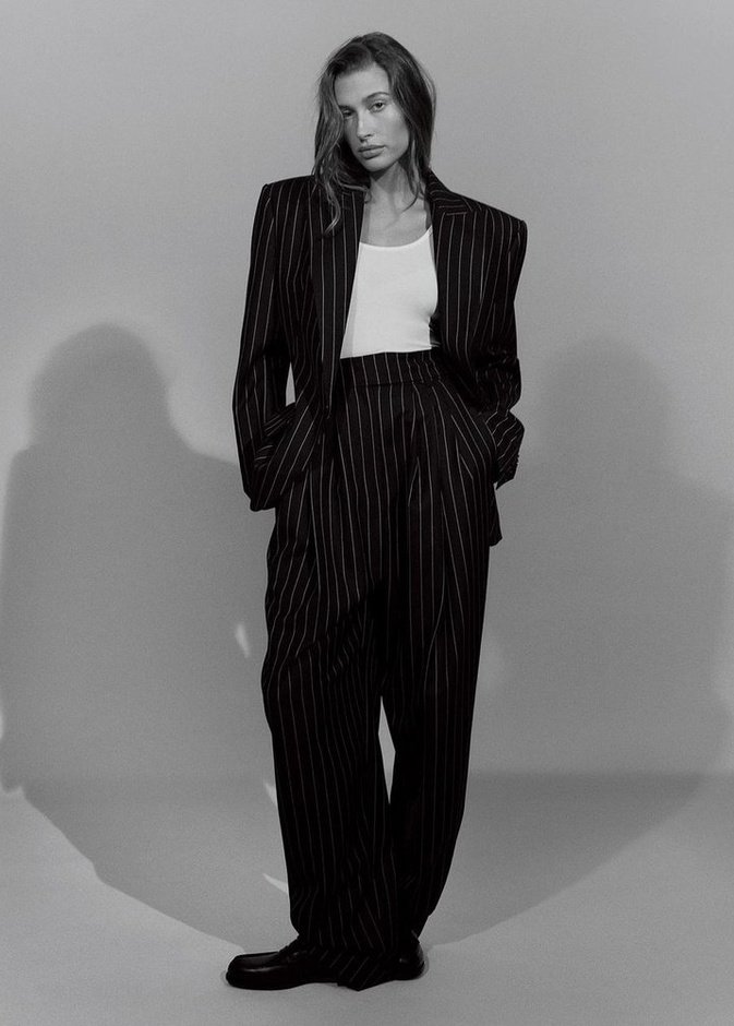 إختاري هذا الموسم البدلة الأوفر سايز على طريقة هايلي بيبر بنقشة المقلّم