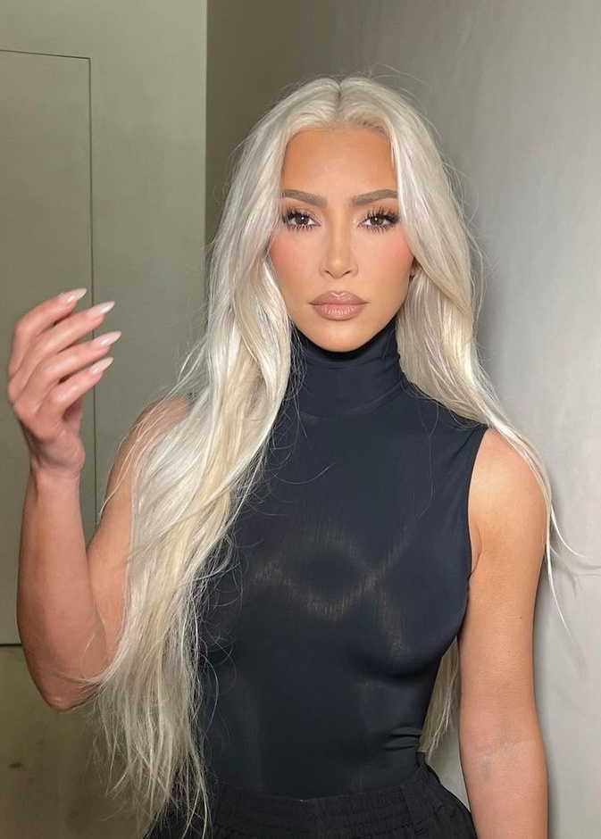 إطلالات كيم كارداشيان الجمالية بصبغات الشعر الأشقر البلاتيني