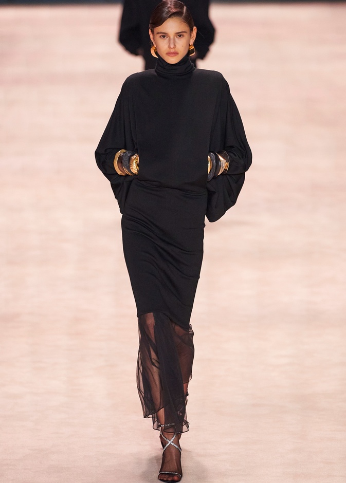 اطلالة مونوكروم أنيقة من مجموعة Saint Laurent لخريف وشتاء 2022