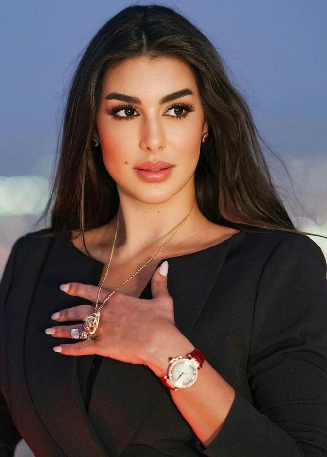 اطلالة ياسمين صبري بساعة  Pasha de Cartier من كارتييه مع سلسلة Panthere de Cartier.