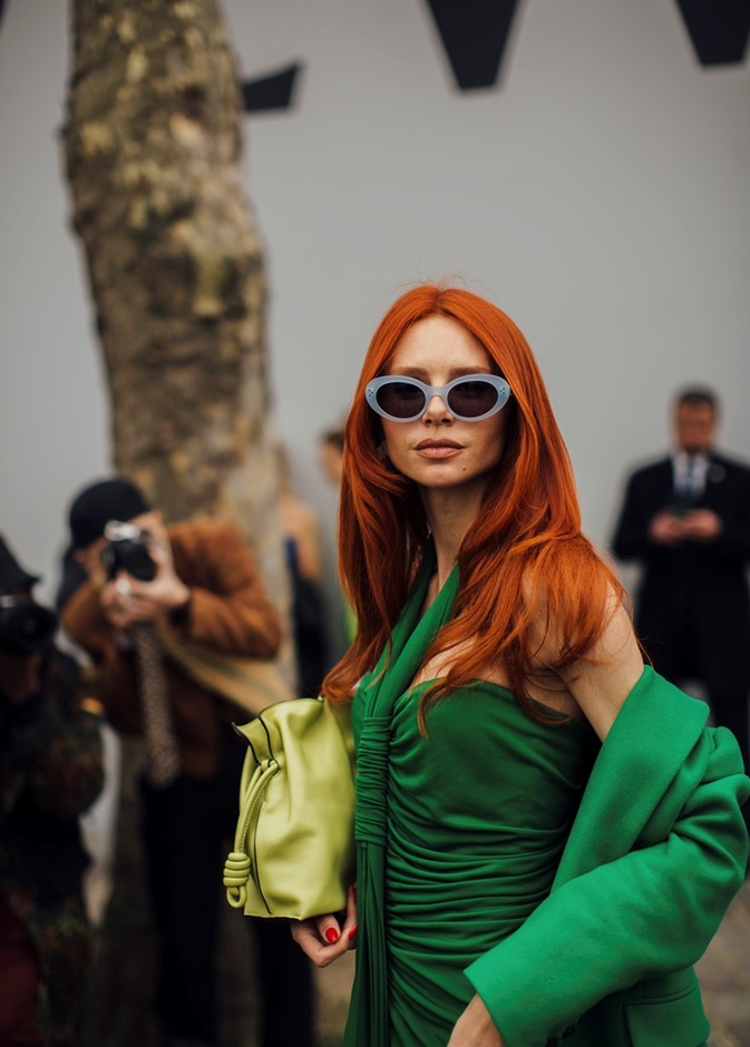 اطلالتك هذا الشتاء تتطلب زوجًا من النظارات الشمسية الزاهية والملونة