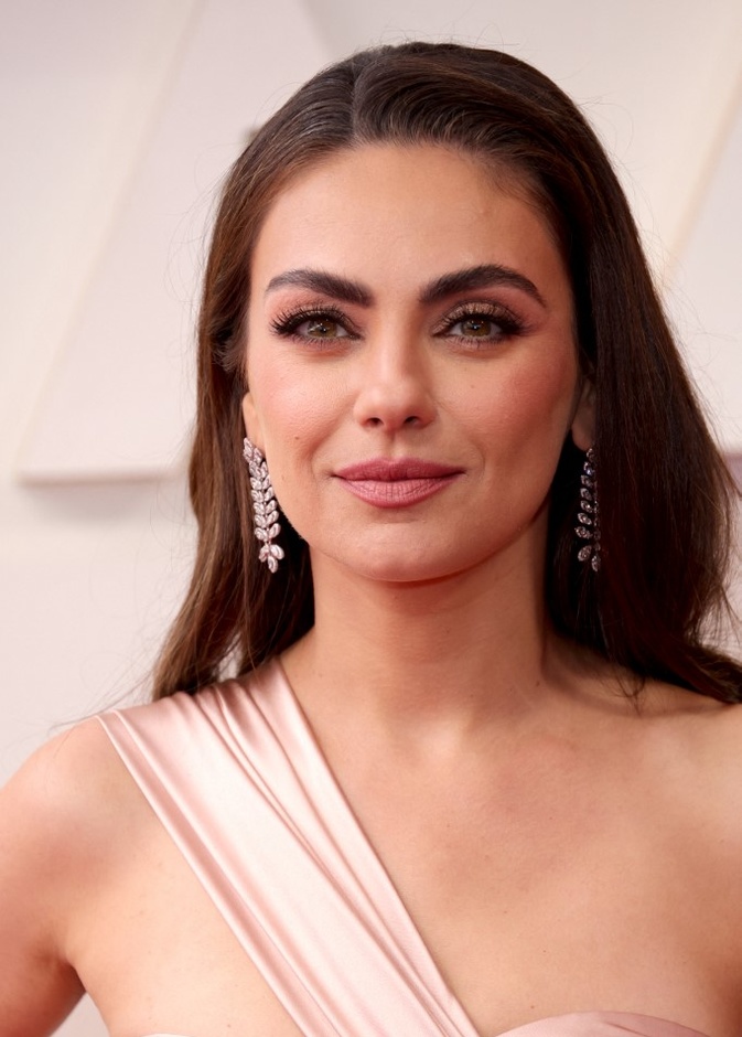 الممثلة الأمريكية ميلا كونيس خلال حفل توزيع جوائز الأوسكار رقم 94 في مسرح دولبي في هوليوود