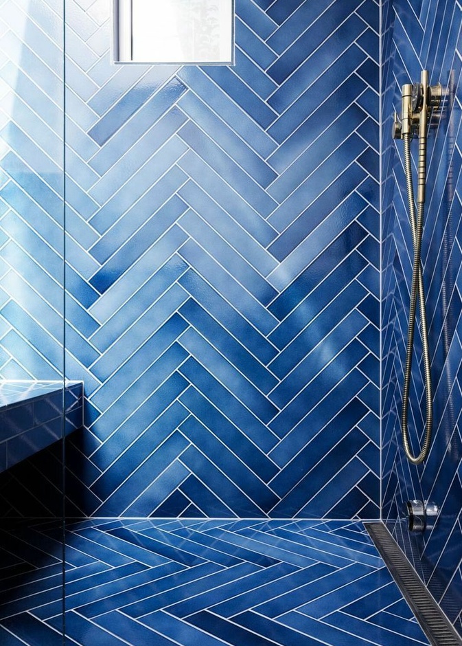 الأزرق في تصميم الدش لحمام مميز وخاص