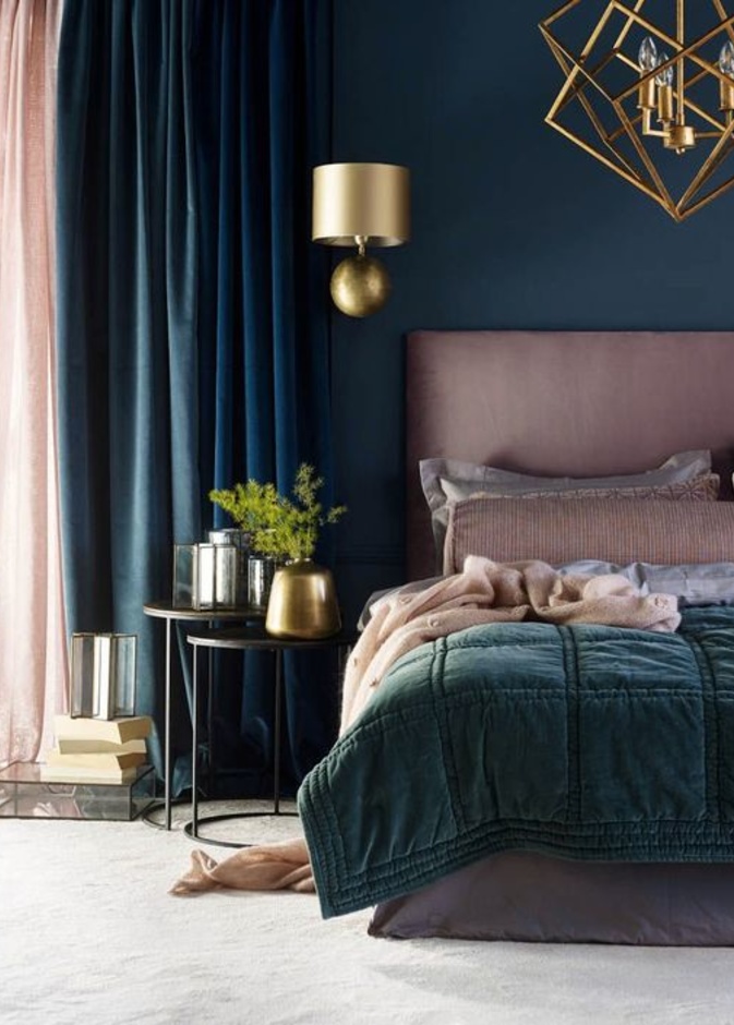 أفكار لإضفاء لمسة من بريق فن الآرت ديكو على غرف النوم