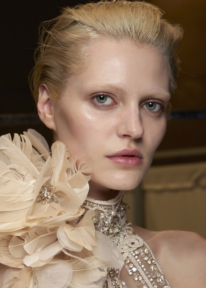 البلاشر الكريمي والبرونزي للوجه الطويل من وحي Elie Saab