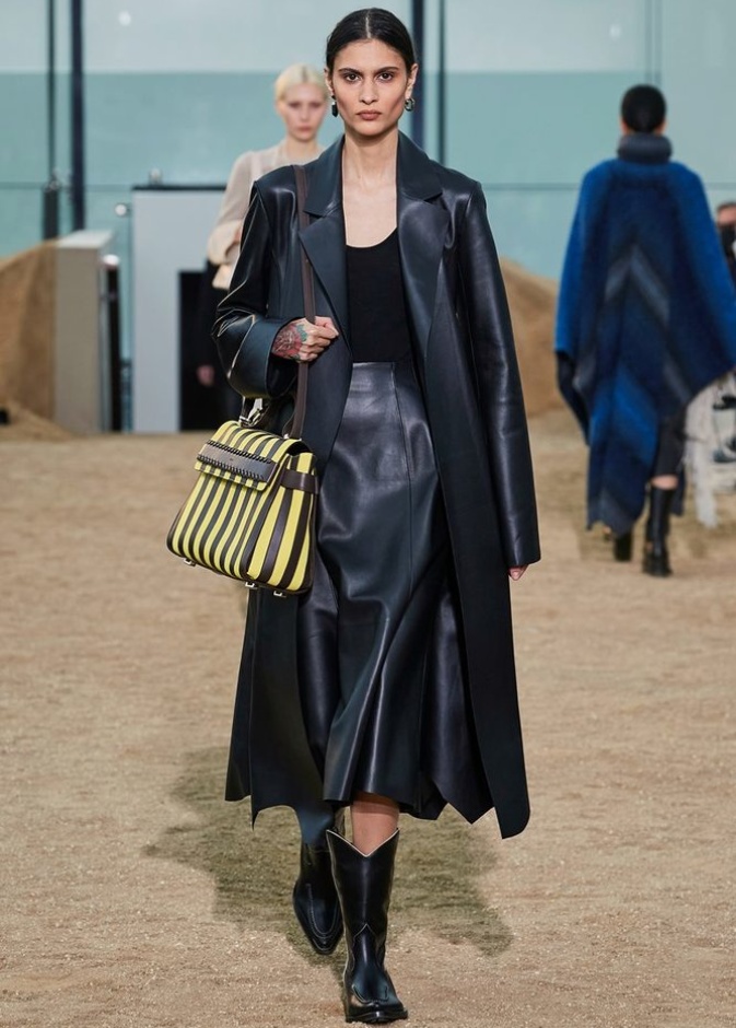 قماش الجلد يزيّن تصاميم معطف الترانش الذي لا غنى عنه في خريف 2022