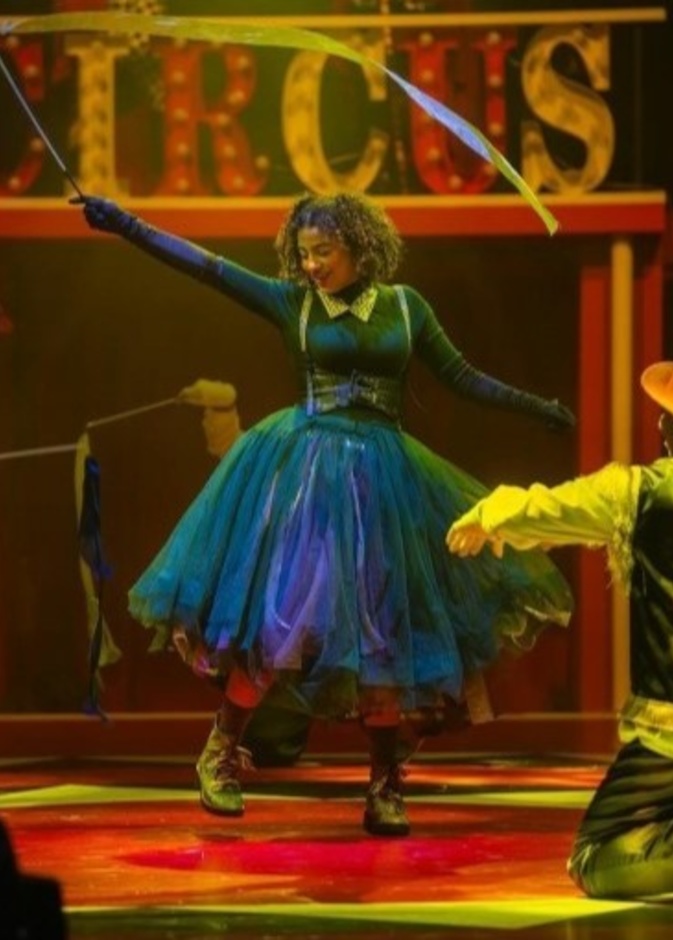 الفنانة شهد العميري تلفت الأنظار بمشاركتها في المسرحية الاستعراضية السيرك بالرياض