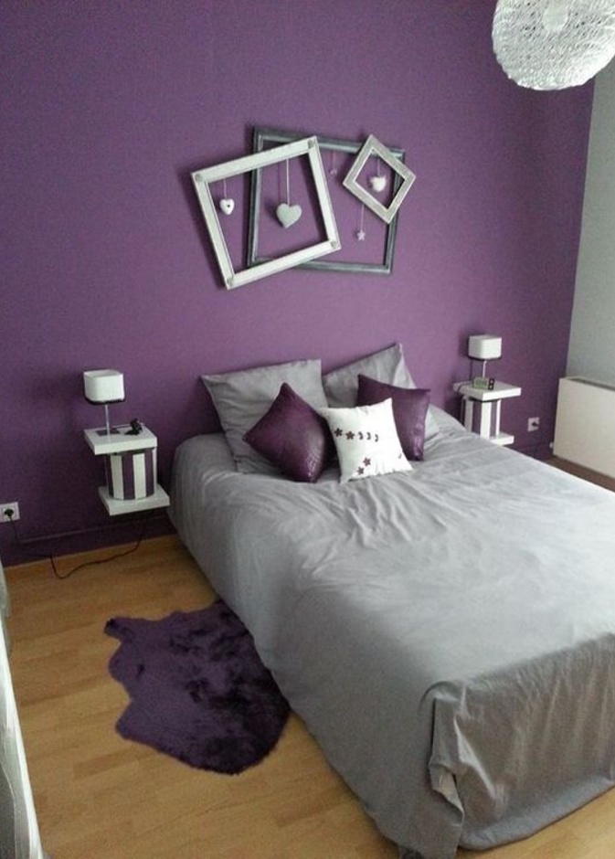 أجمل ألوان مفروشات السرير التي تليق على غرفة النوم الأرجوانية