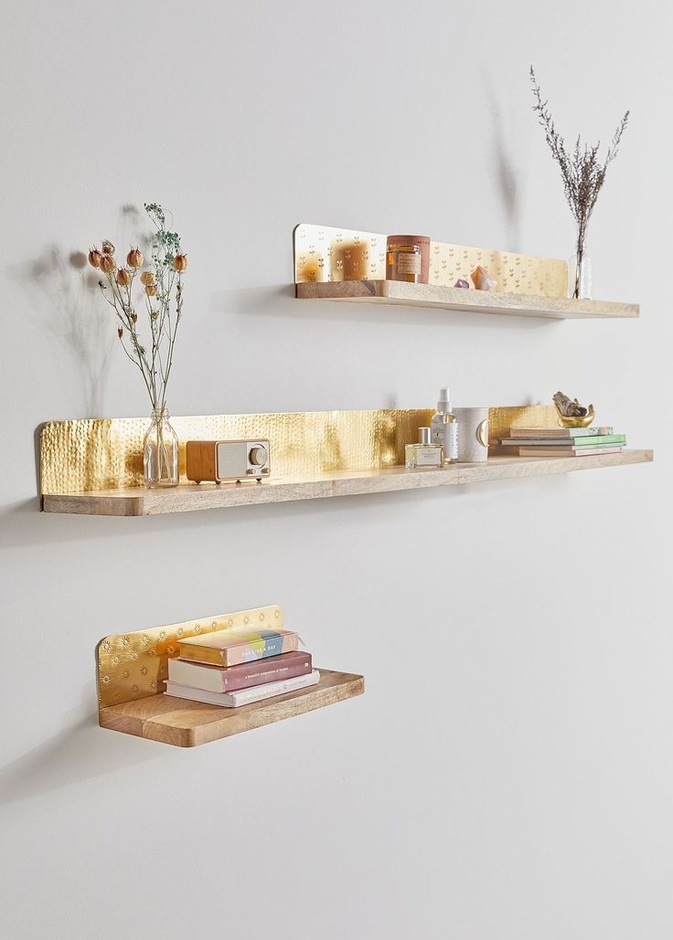 المعدن الذهبي البراق مع الخشب في تصاميم رفوف مودرن