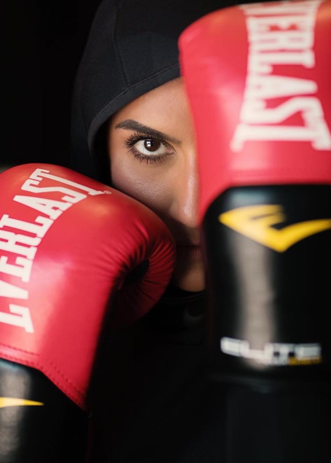 تشتهر فهيمة فلكناز بأنها أول إماراتية تدخل عالم الملاكمة