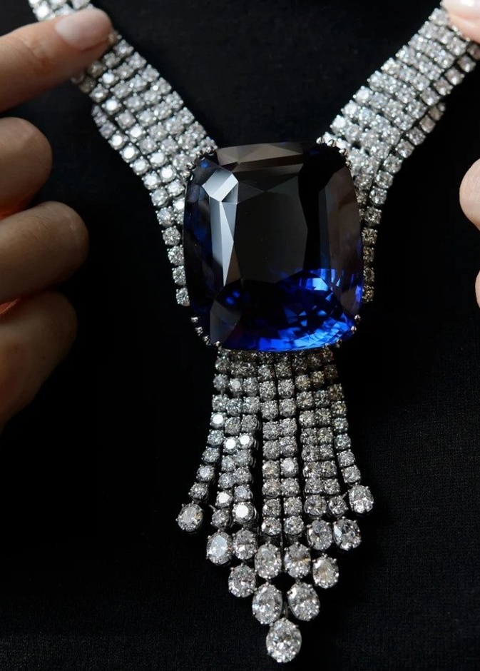 حجر الياقوت الأزرق الفاخر في أرقى المزادات العالمية