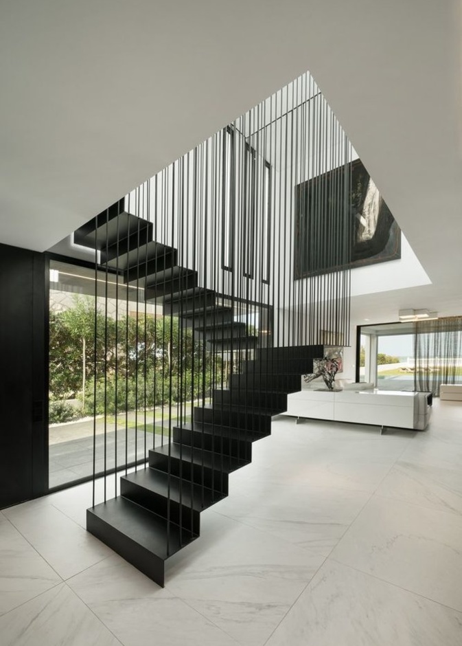 أجمل تصاميم الدرج في المنازل الطابقية وأفكار لإنارته