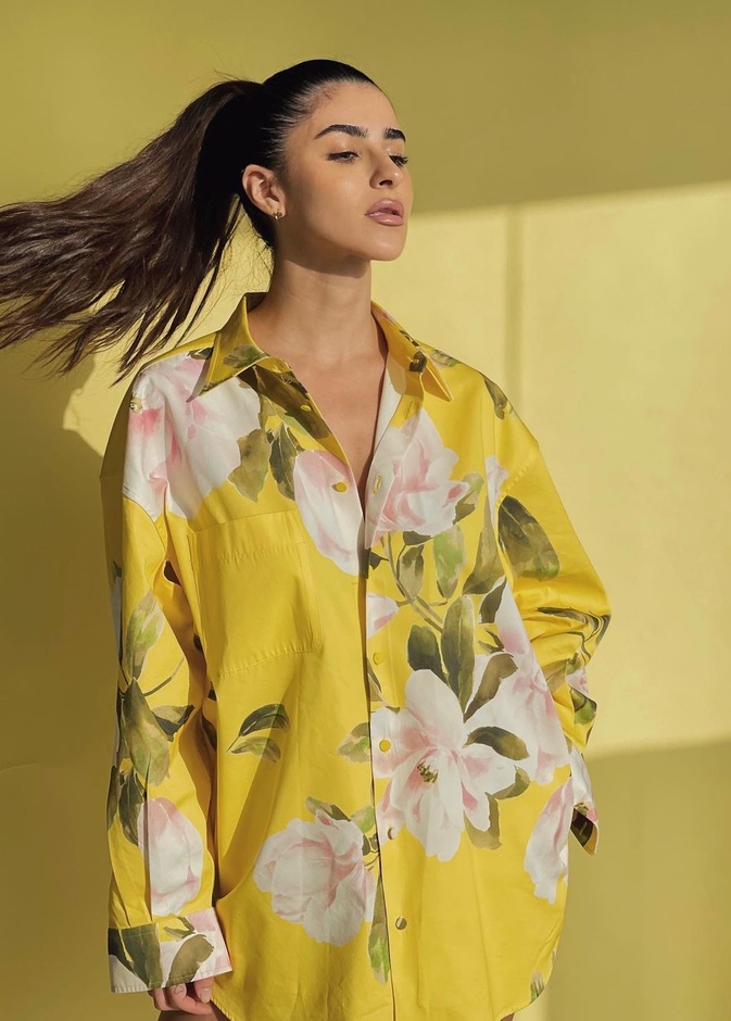 كيفية تنسيق اطلالات باللون الأصفر بأسلوب عصري مستوحى من الفاشينيستا