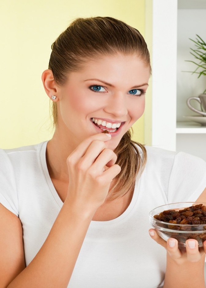 للنساء.. تمتعي بهذه الفوائد عند تناول الزبيب