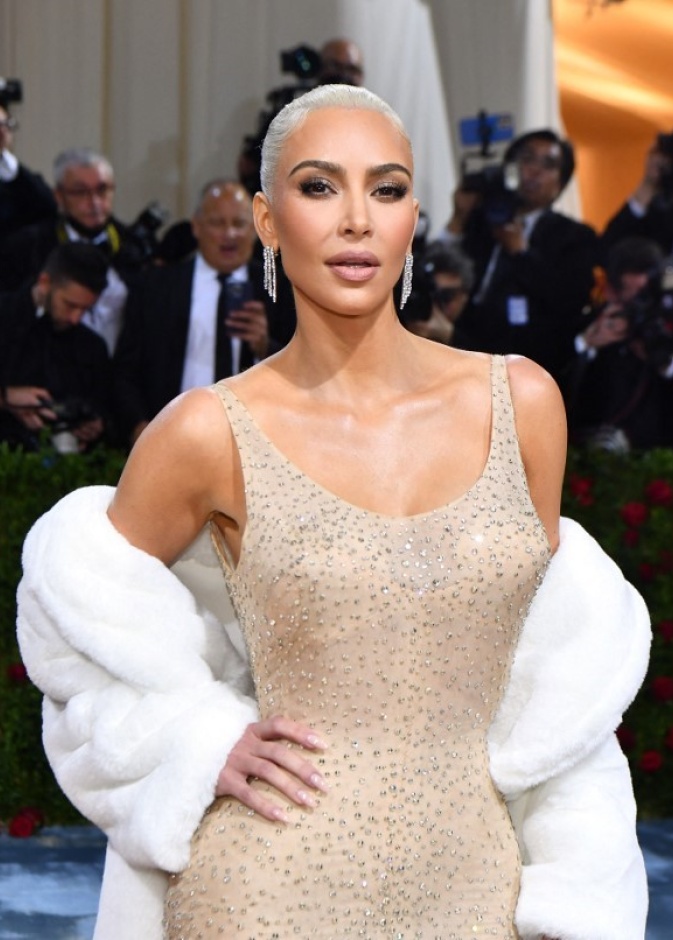 ما عملية شد البطن التي خضعت لها كيم كارداشيان مؤخراً