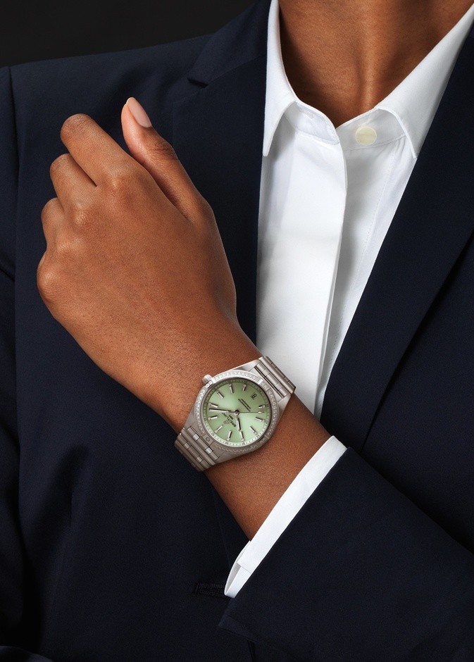 ساعات فريدة من نوعها ذات أقراص ساعة باللون الأخضر