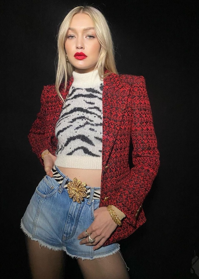 عينات من قماش علامة Guest in Residence