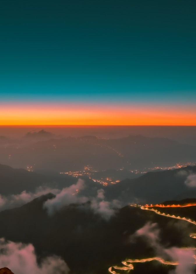 أجمل اللحظات مع غروب مدهش في عسير - المصدر روح السعودية