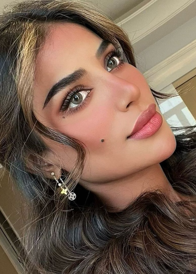 أهم النصائح لاستخدام العدسات اللاصقة وكيف تتغير ملامح النجمات قبل وبعد هذا الإجراء