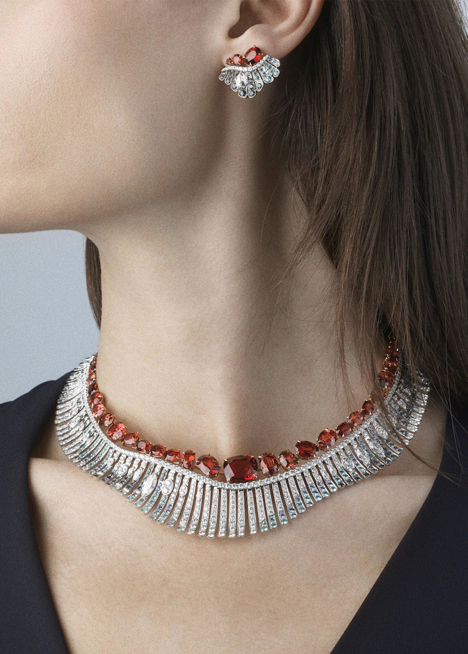 قلادات فاخرة بأنواع وأشكال مختلفة لإطلالات جذابة