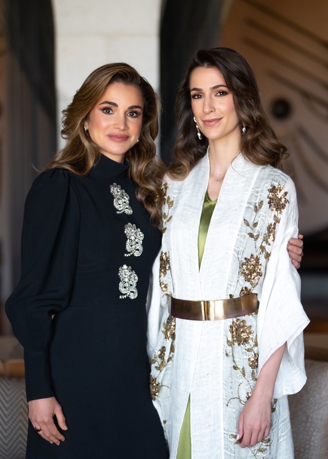 لمسة الملكة رانيا كانت واضحة تماماً على إطلالات رجوة آل سيف