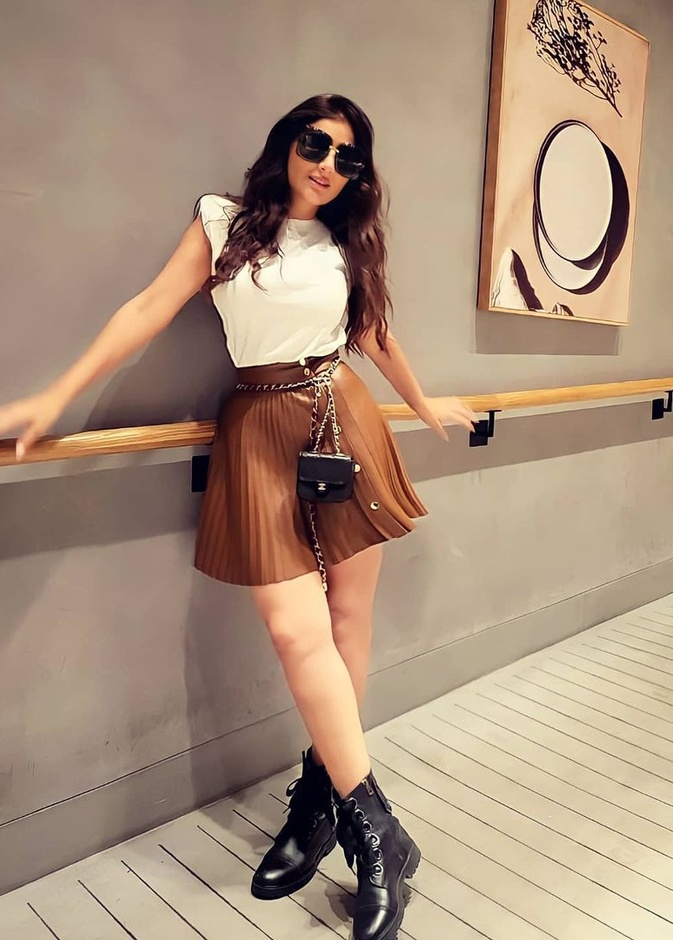 أفكار مميزة لتنسيق التنورة من وحي اطلالات مي عمر 