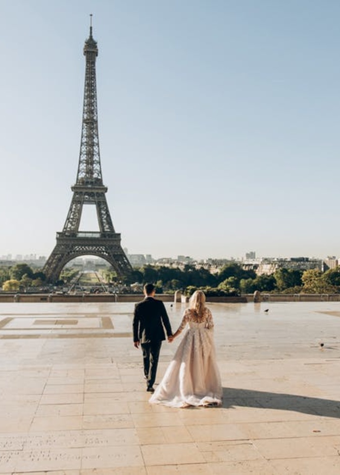 يجتذب برج ايفيل أغلب العرسان لالتقاط صورا مميزة بالقرب منه