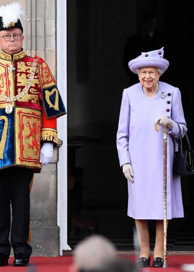 من هم أفراد العائلة المالكة البريطانية الذين لا يمتلكون حراس طوال الوقت؟