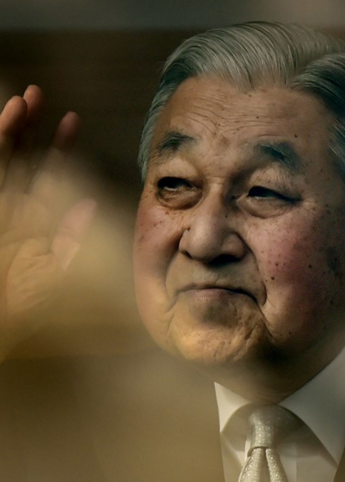 إمبراطور اليابان السابق إكيهيتو يعاني من وعكة صحية