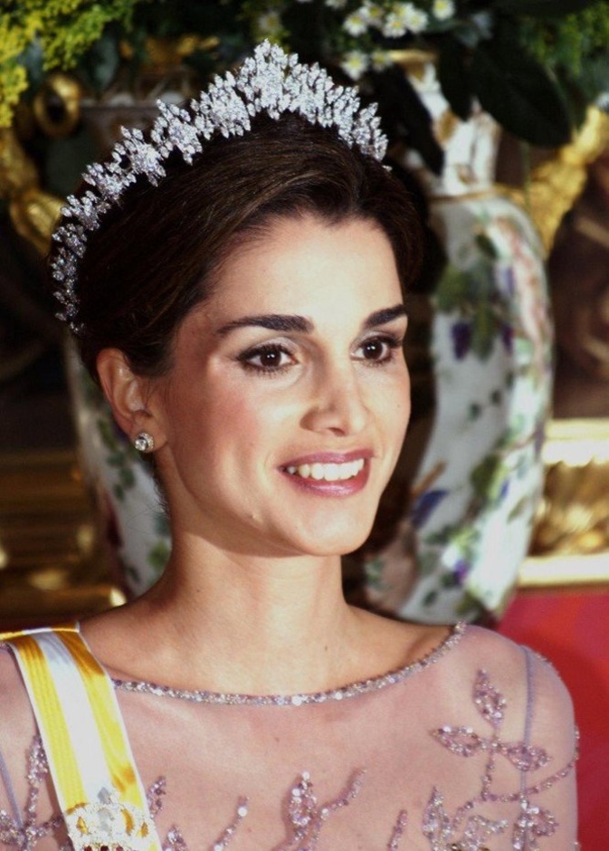 الملكة رانيا ترتدي تاج Queen Alia’s Cartier Tiara للملكة علياء في حفل تنصيب زوجها على عرش الأردن