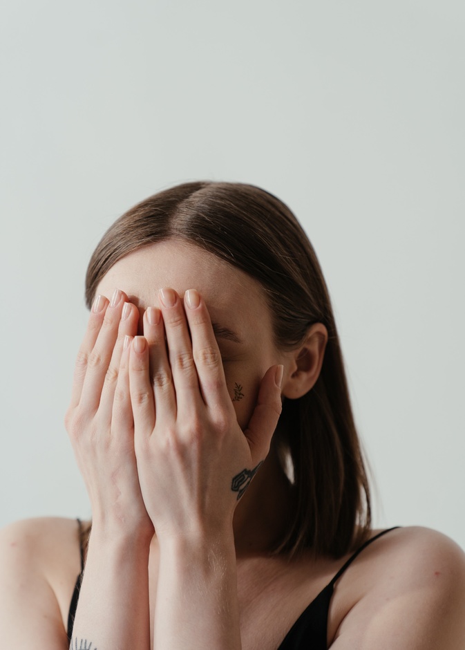 أسباب إصفرار الأظافر بعد الاكريليك وأبرز الحلول