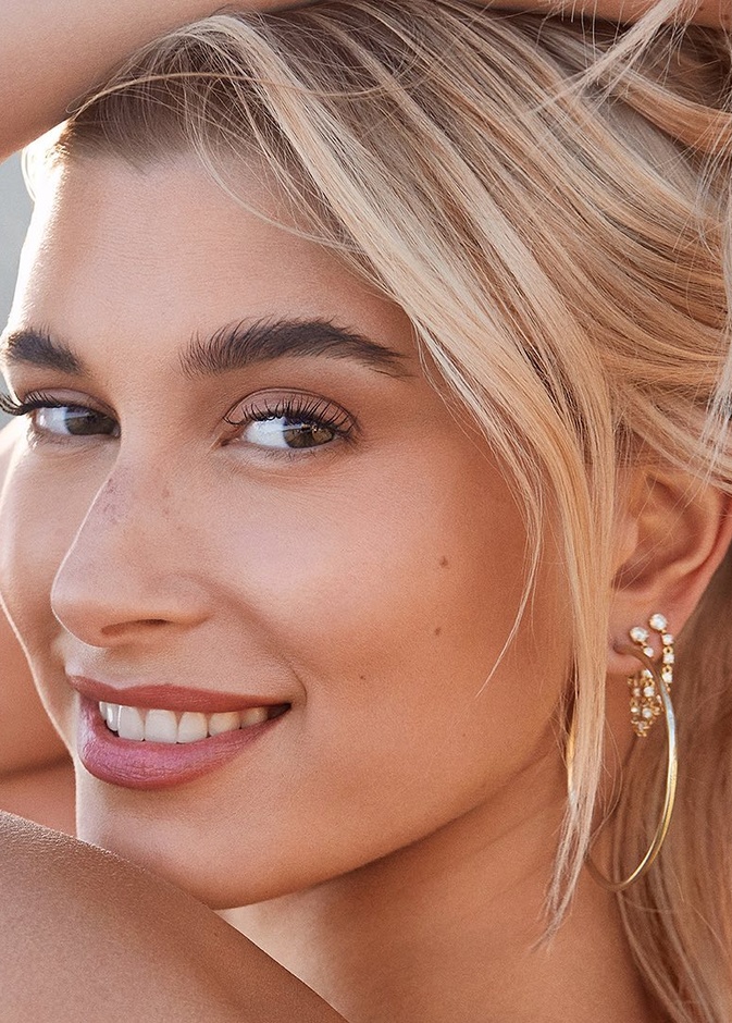  أسرار العناية بالبشرة البيضاء على طريقة هايلي بيبر