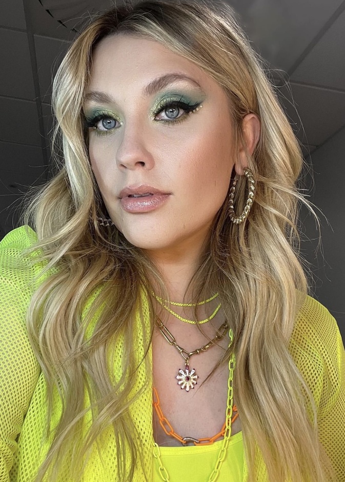 أكسسوارت العين وظلال خضراء لمكياج جذاب للصبايا بأسلوب ايلا هندرسون  Ella Henderson - الصورة من حسابها على انستغرام