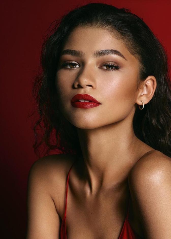  اطلالة زندايا بالمكياج البني والشفاه الداكنة