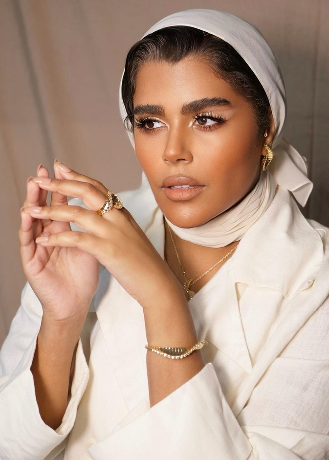 في يوم المرأة الإماراتية.. مؤثرات إماراتيات طبعن صيحات جمالية استثنائية