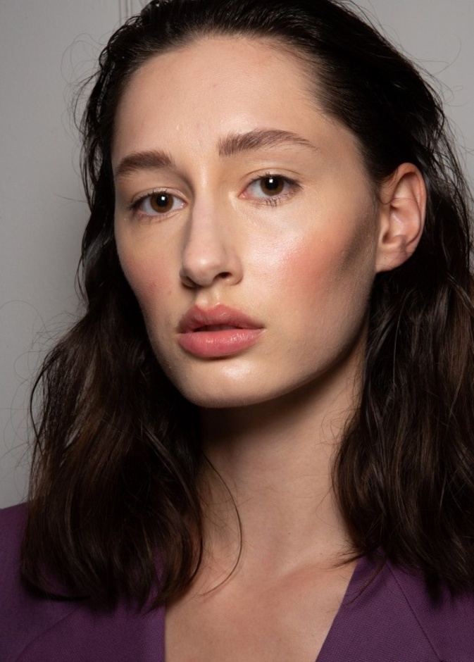 حلول طبيعية للوجه المترهل بعد الأربعين