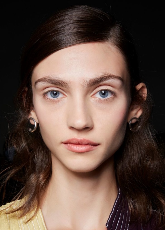 حيل ذكية لبشرة رطبة في الصيف