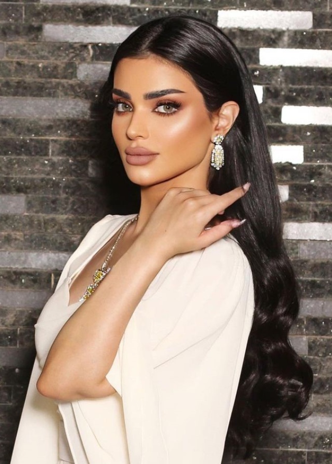 خضوع الإعلامية السعودية أودي الزبن لعملية تغيير لون العينين أصبح حديث وسائل التواصل