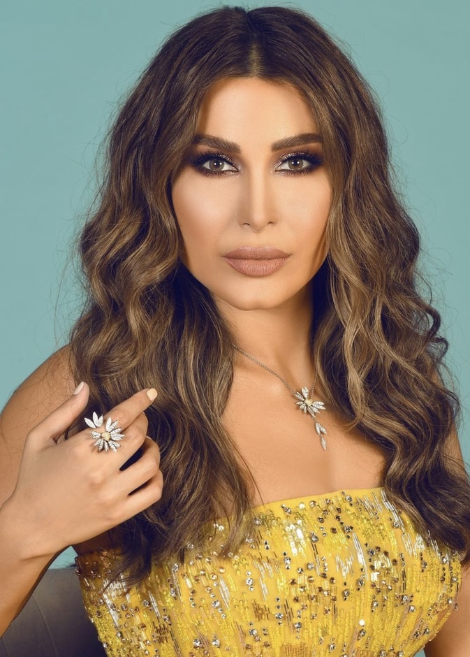 خطوات تطبيق تسريحات الشعر الويفي مع الفرق النصفي بأسلوب يارا