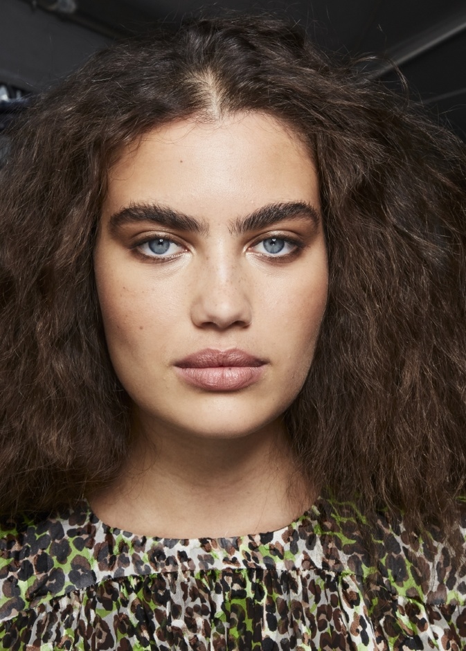 رسم الحواجب الكثيفة والعصرية في صيف 2022 من دار Dundas X Revolve