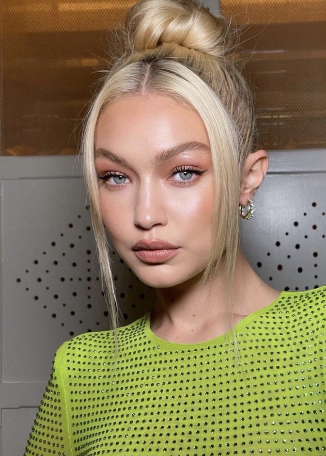 مكياج جيجي حديد Gigi Hadid النيود الغلوسي لصيف 2022 - الصورة من حسابها على انستغرام