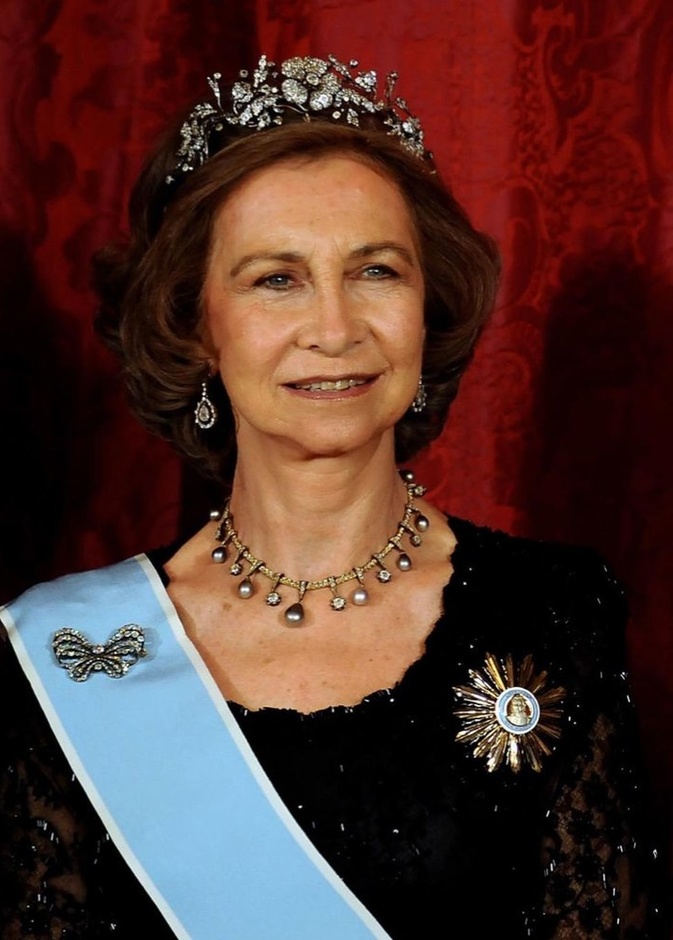 الملكة صوفيا تتألق بقلادة اللؤلؤ الرمادي والألماس قليلا