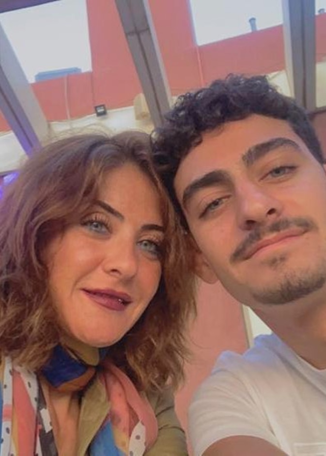 نجمات أنجبن بسن مبكرة ويظهرن وكأنهن شقيقات لأبنائهن