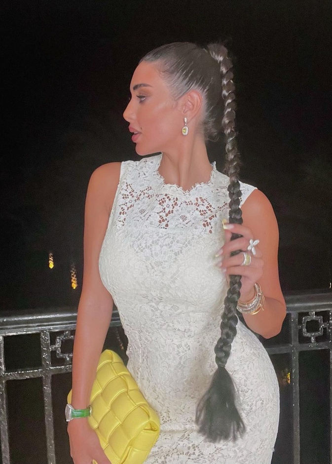 صيحة الضفيرة الطويلة تستهوي النجمات وأحدثهن ياسمين صبري..إليك أسرار هذه الإطلالة